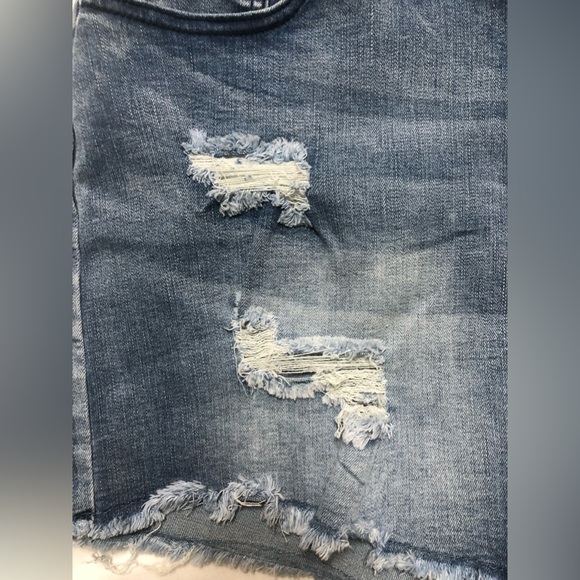 WOMENS HIGH RISE STRETCHY 5 BUTTON DISTRESSED DENIM SHORTS SIZE: 14 - Picture 4 of 8